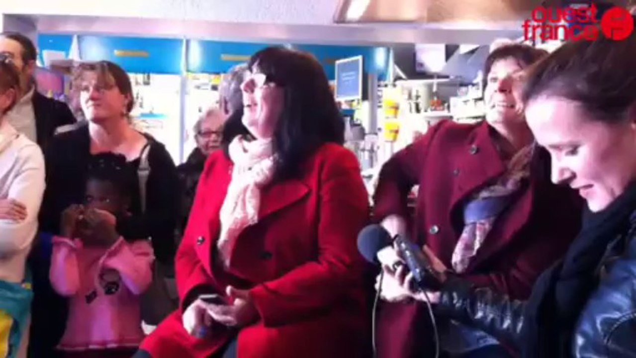 Libération des otages - Proches et amis réunis pour suivre l'arrivée de Pierre Legrand à Paris