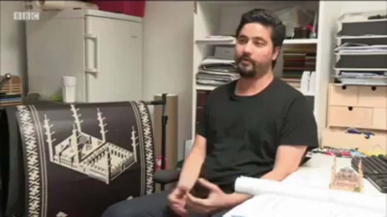 ایسی جائے نماز جو قبلہ رخ ہوتے ہی روشن ہو جاتی ہے۔ الله اکبر