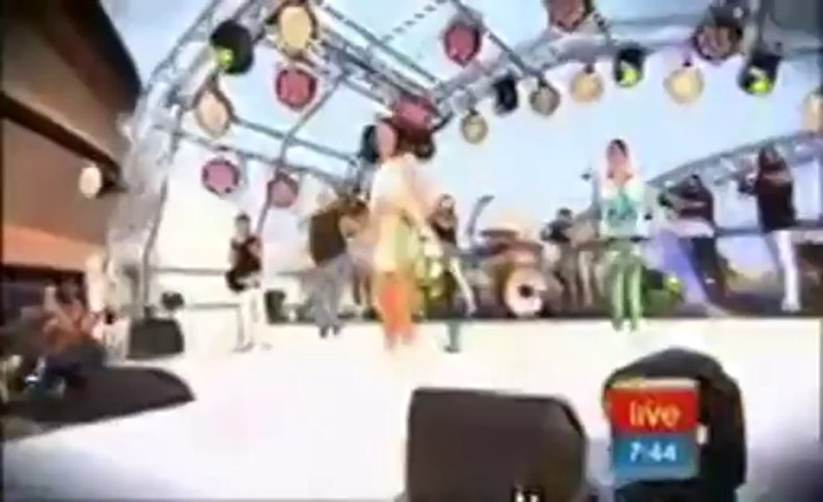 كيتي بيري تنط الحبل في حفل لها