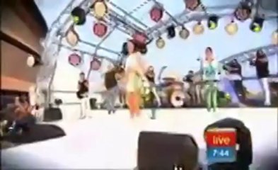 كيتي بيري تنط الحبل في حفل لها