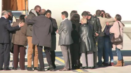 Hollande pays hommage to hostages back from Niger