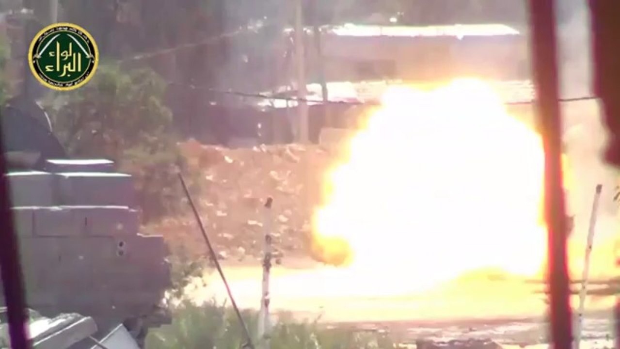 Un char tire un obus sur une caméra