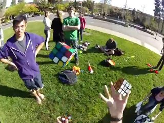 Wahnsinn: 3 Rubiks Cubes beim Jonglieren lösen