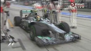 Lewis Hamilton vertut sich in der Box