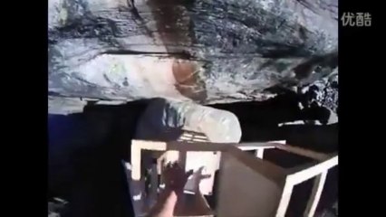 En montagne, il tient l'équilibre sur plusieurs chaises