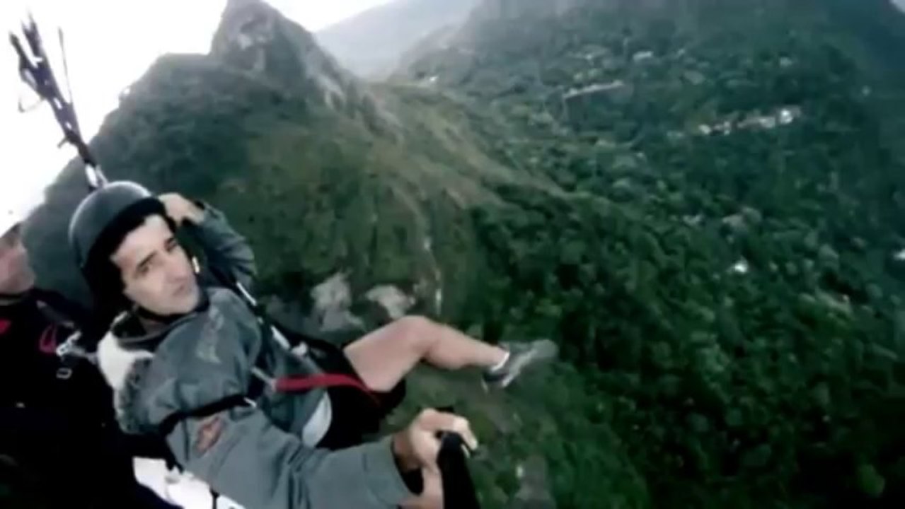 Parapentistes perdus dans les nuages
