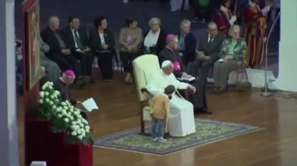Niño le roba la silla al papa Francisco