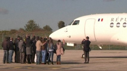 French former hostages held in the Sahara return home