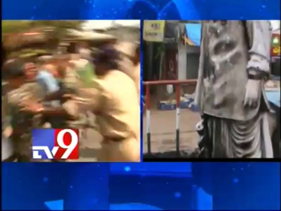 Y.S.Vijayalakshmi attacked with eggs by T-activists