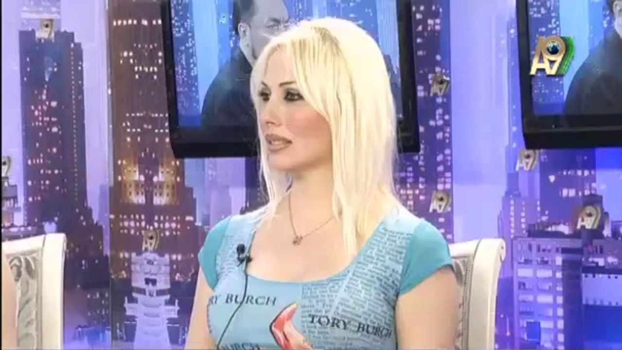Sohbete Adnan Oktar'ın yakışıklılığı övülerek başlanılıyor