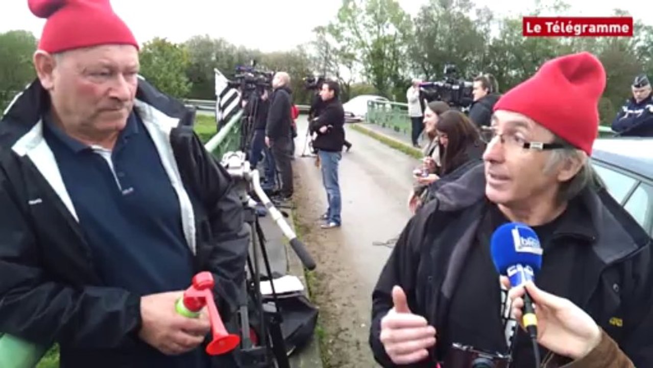 Pont-de-Buis (29). Portique écotaxe : un opposant assiste au démontage