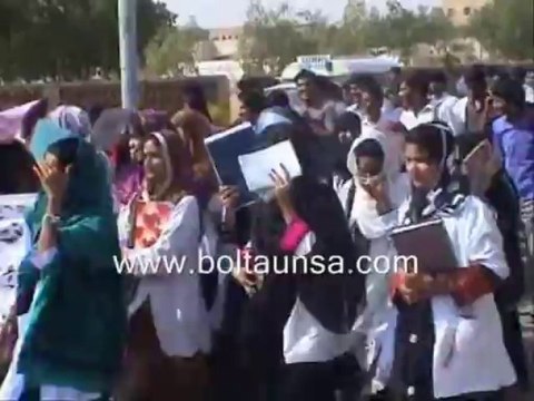 جامشورو مقرر مدت کے اندر سیمسٹر کو مکمل نہ کرنے، تنخواہون کی عدم ادائگی، ری سٹ پالیسی پر عمل درآمد نہ ہونے سمیت دیگرمطالبات کے حل کے لیئے کلاسون کا بائیکاٹ کرتے ہوئے احتجاجی مظاہرہ