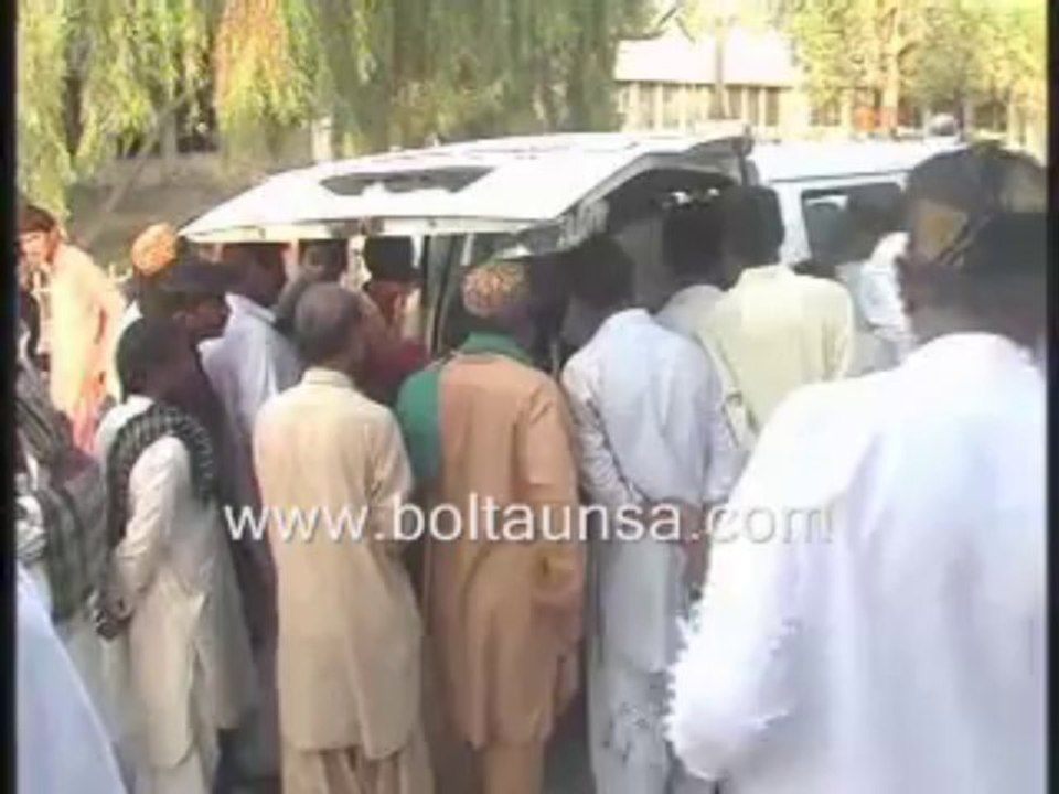 مورو قومی شاہراھ قلندری پمپ کے مقام پر تیز رفتار مسافر وین کا موٹر سائیکل کو ٹکر جس کے نتیجے میں بچہ اور جوان ہلاک