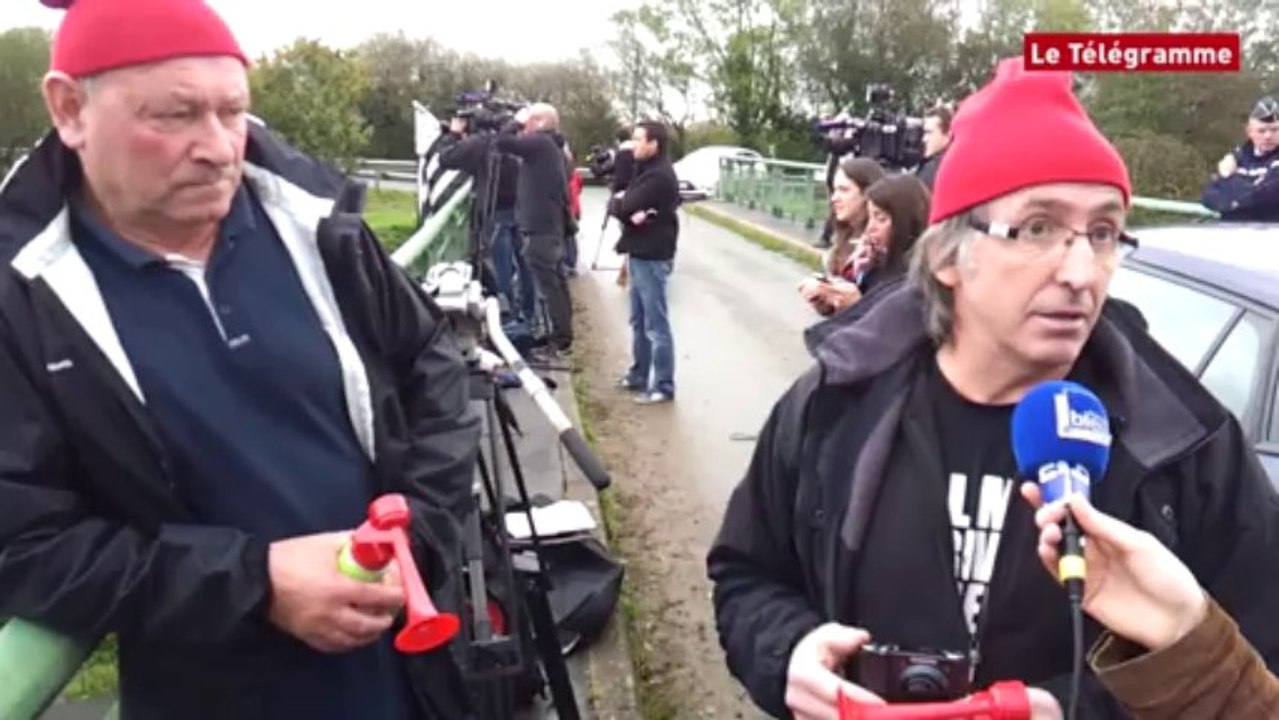 Pont-de-Buis (29). Opération démontage du portique écotaxe