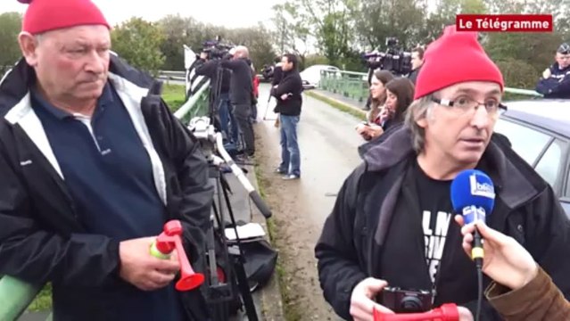 Pont-de-Buis (29). Opération démontage du portique écotaxe