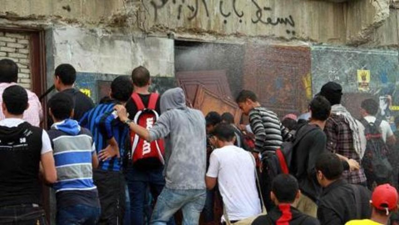 University students besiege administration offices in protest