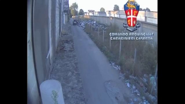 Bruciano rifiuti nel casertano, arrestati