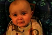 ZAPPING ACTU DU 31/10/2013 - Un bébé pleure d'émotion en entendant sa mère chanter