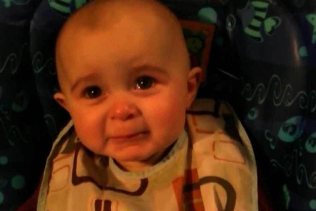 ZAPPING ACTU DU 31/10/2013 - Un bébé pleure d'émotion en entendant sa mère chanter