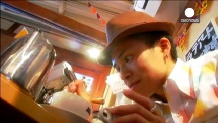 Un artista japonés esculpe en la espuma del café