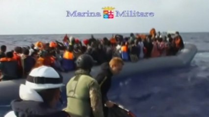 Italian Navy rescues migrants at sea
