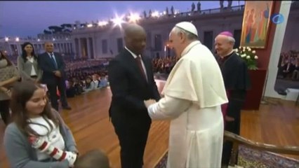 Un niño le roba el corazón al papa Francisco