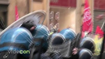 Movimenti per la casa, tensioni a via del Tritone. Assaltato blindato dei Carabinieri