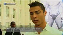 Cristiano Ronaldo presenta su cartel gigante, en calzoncillos, en el Ayuntamiento de Madrid
