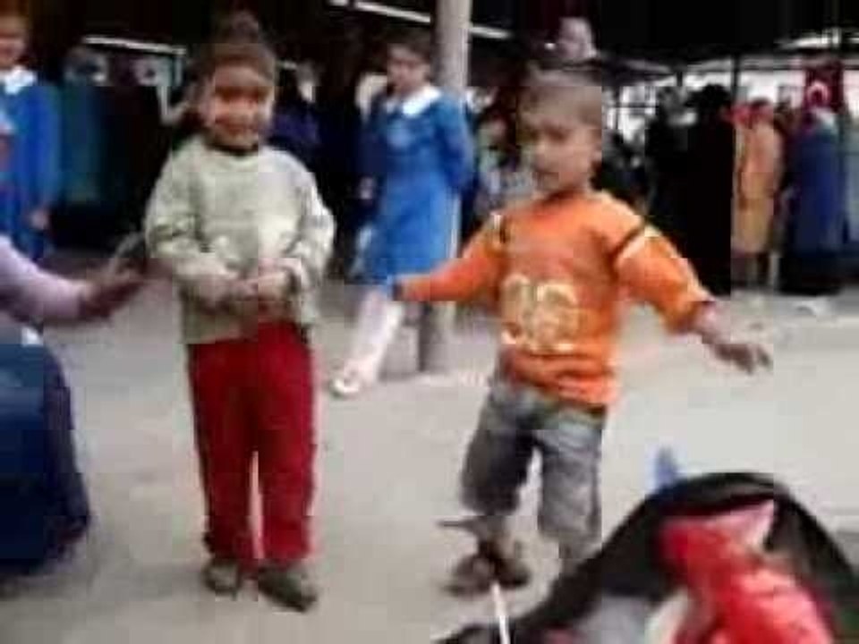 Küçük Umut Göbek dansı yapıyor. küçük  ömer rakibi buldu