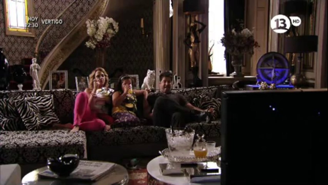 Nina  esta volviendo loca a  Carminah en Avenida brasil