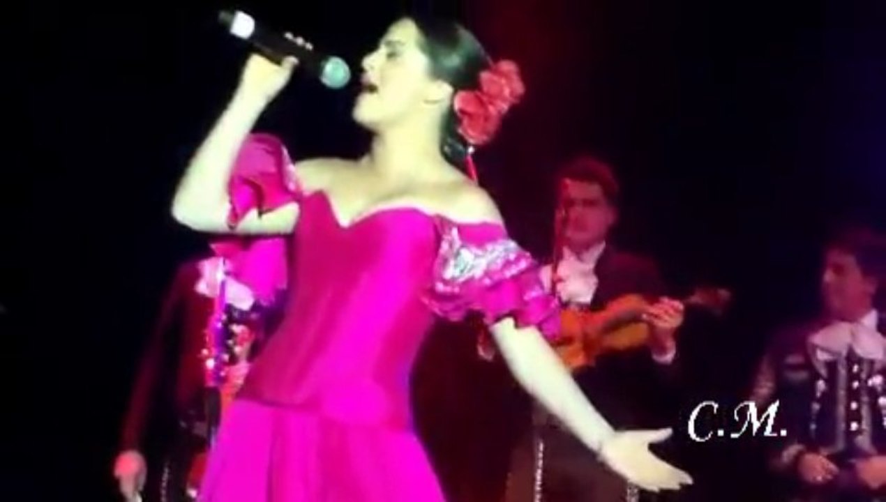 Danna Garcia canta Si nos dejan