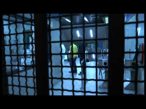 Napoli - Clochard si suicida lanciandosi contro treno della Metro (30.10.13)