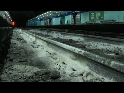 Napoli - Clochard si suicida lanciandosi contro treno della Metro -live- (30.10.13)