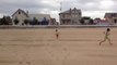 Jules court sur la plage