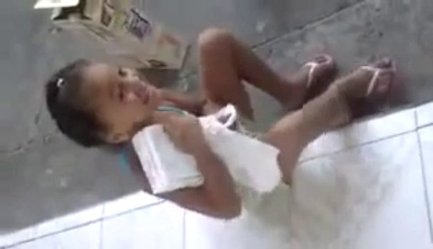 Le plus beau cadeau du monde... Elle croit recevoir une tablette tactile. Ahaha Cruel! La mauvaise blague!