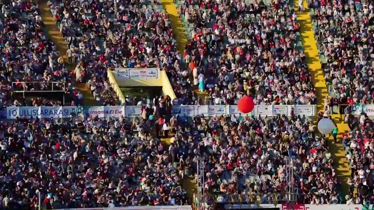 İzmir Atatürk Stadyumu'nda Türkçe Olimpiyatları coşkusu