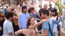 Le courage d'un jeune Marocain face à des personnes qui s'embrassent en public