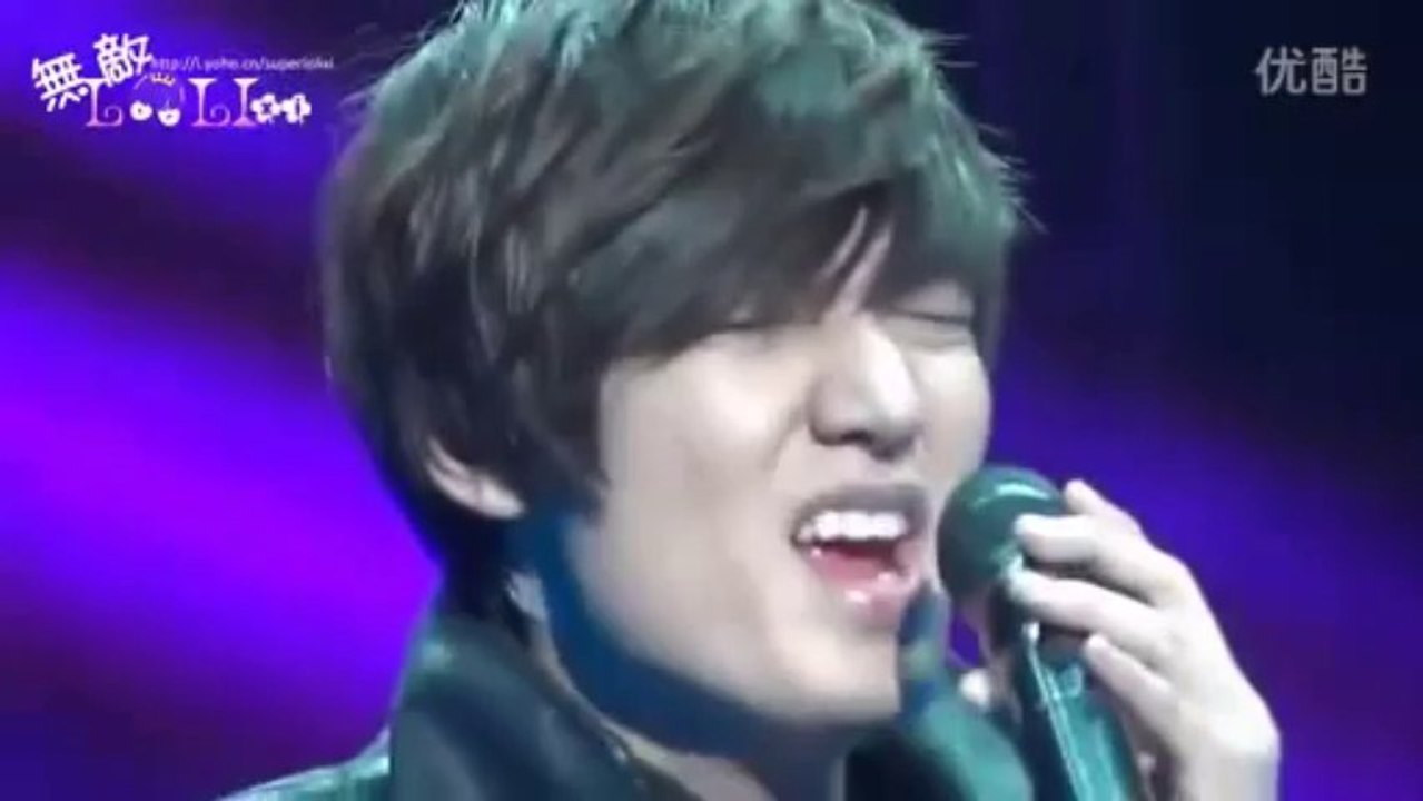 Lee Min Ho singing 'My Everything' in Asia tour Beijing Railway Station ![1]