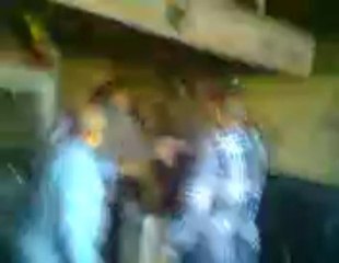 ضباط شرطة يعتدون على سيدات بالضرب بعد أن احتموا بمحل  عصير اثناء المظاهرة