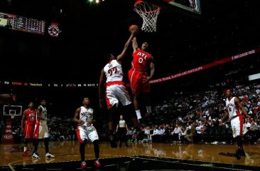 le splendide contre de Rudy Gay sur la tentative de dunk de Jeff Teague