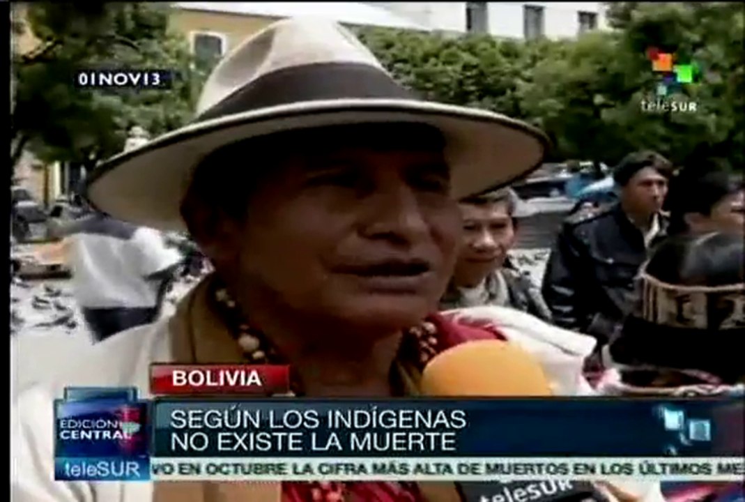 Bolivianos preparan mesas para recibir las almas de sus difuntos