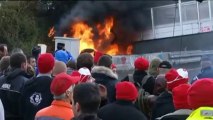 Les manifestants mettent le feu à un portique écotaxe dans le Morbihan