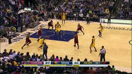 Paul George monte au dunk face aux Cavs