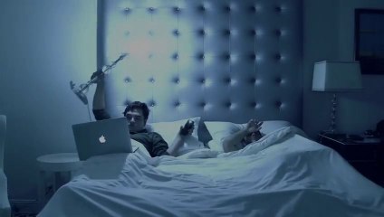 Partager un lit dans une chambre d'hotel... Pas toujours facile.