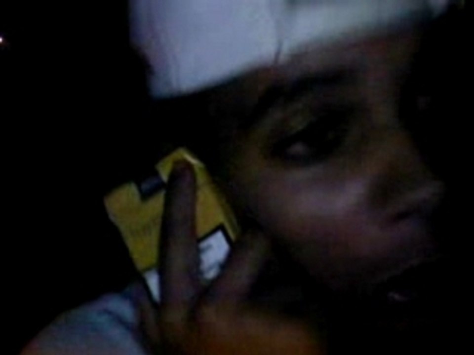 un mec bouré qui parle tout seul