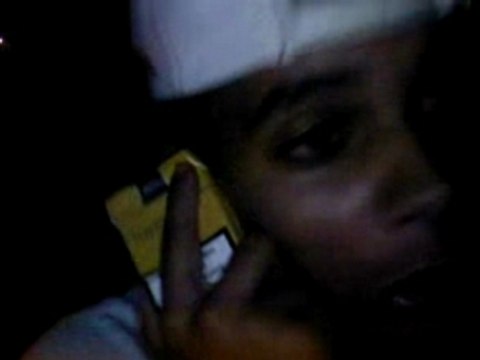 un mec bouré qui parle tout seul