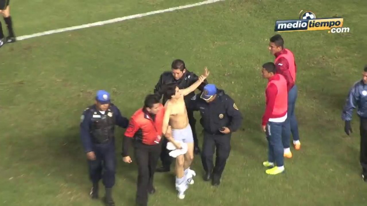 Un espontáneo 'alegra' la tarde en el Azul