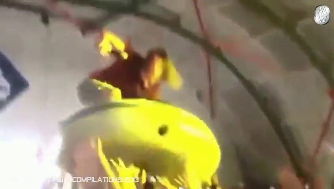 Compilation de FAIL sur scène. Dss groupes qui se plantent, des slams et crowdSurfing ratés, des gamelles...