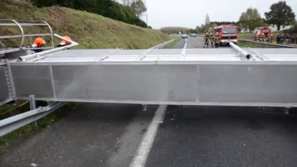 Lanrodec (22). Le portique écotaxe s'effondre