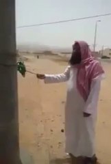 شيخ ضرير يعلق حبلا بين بيته والمسجد حتى يتمكن من حضور صلاة الجماعة.